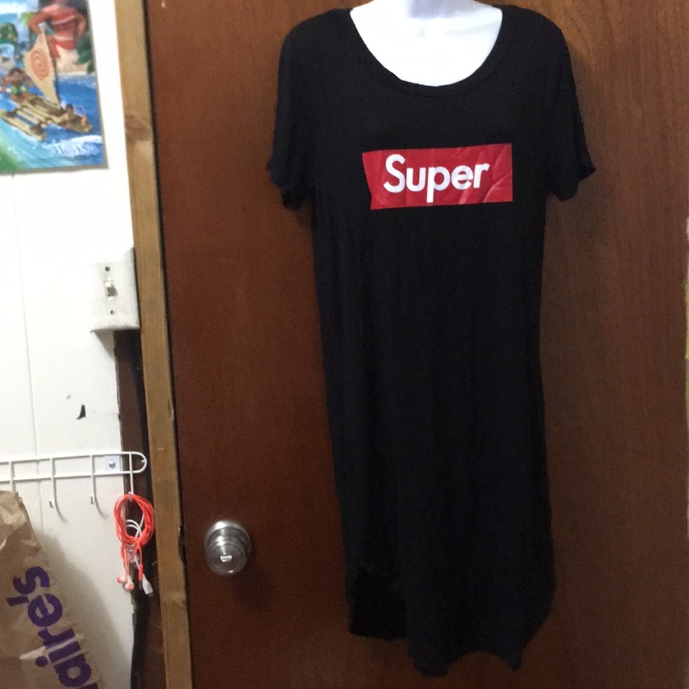 "Super” short sleeved dress / Supreme logo pun
